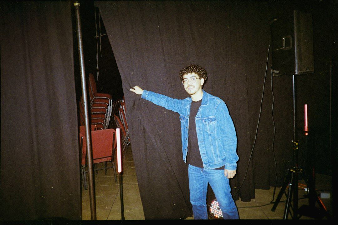 Uruguayan television host smiling in a bright TV studio